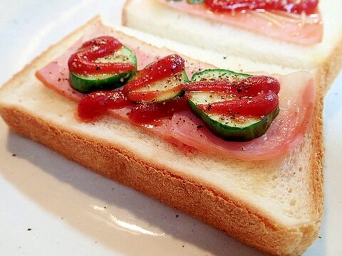 ケチャップで　ベーコンと胡瓜のスパイシートースト